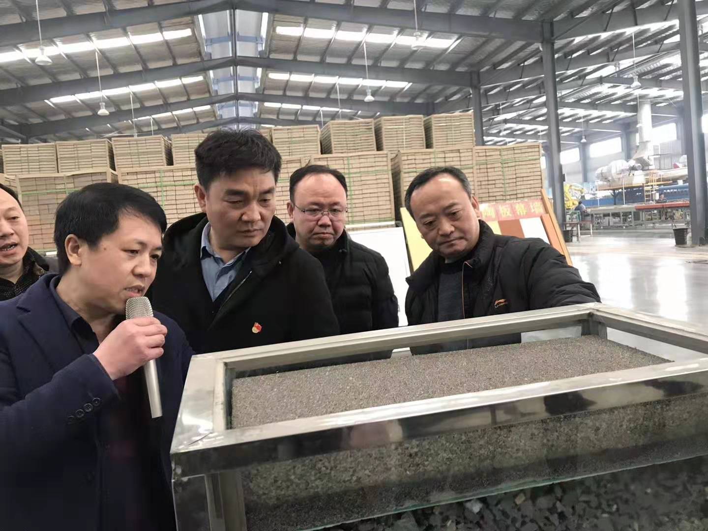 修武縣委常委，縣政府常務(wù)副縣長千懷貴眾光公司考察調(diào)研